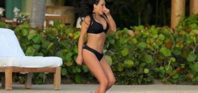 Kim Kardashian w mokrej koszulce na basenie w Meksyku
